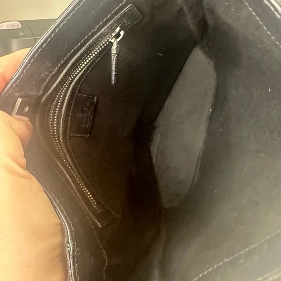 Gucci Black Crossbody Bag with Adjustable Strap and Minimalist Design - Picture 9 of 13